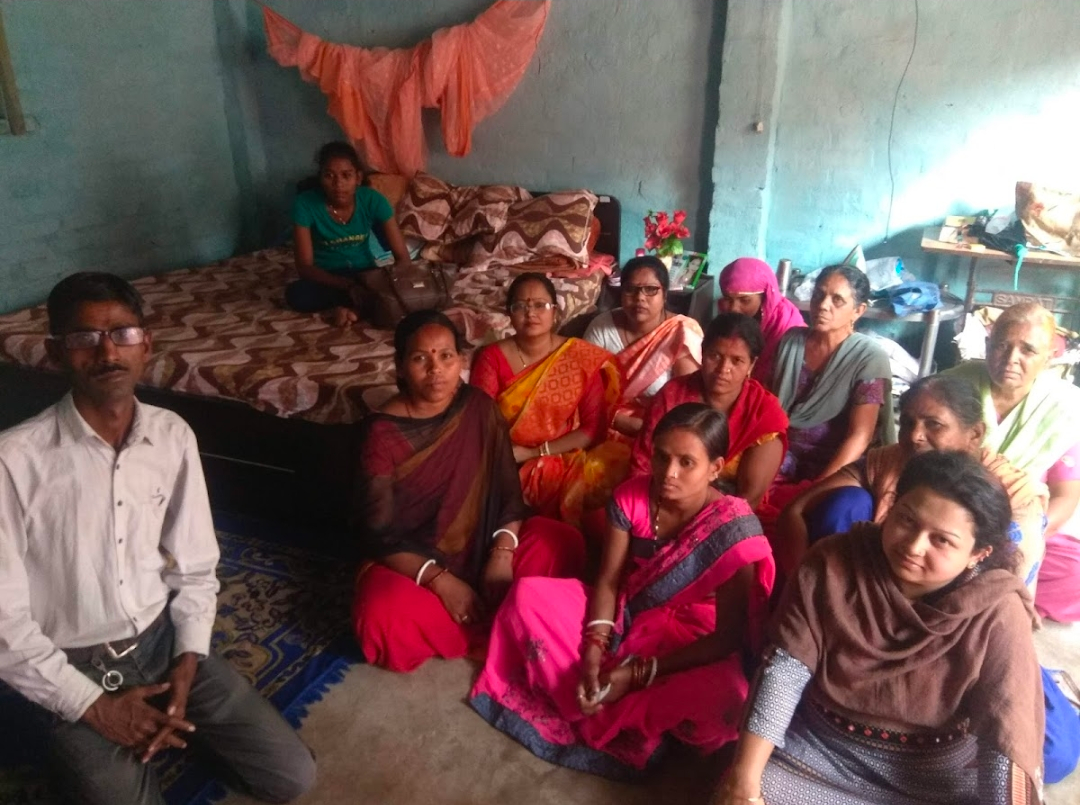 महिलाओं को जागरूक करते हुए राष्ट्रीय अध्यक्ष ब्रिज भूषण कुशवाहा